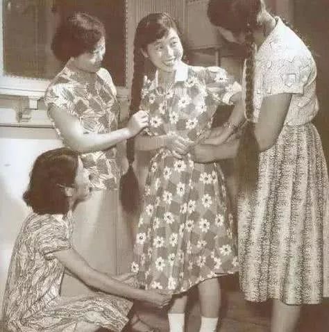 布拉吉"原本是前苏联女性的连衣裙带有女性色彩的服装开始流行所以